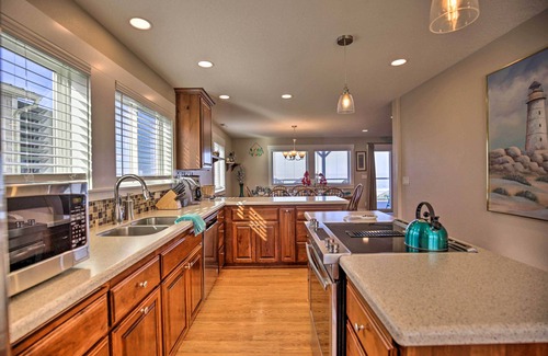 Lincoln City House | Ocean-View Lincoln City Retreat w/3 Viewing Decks