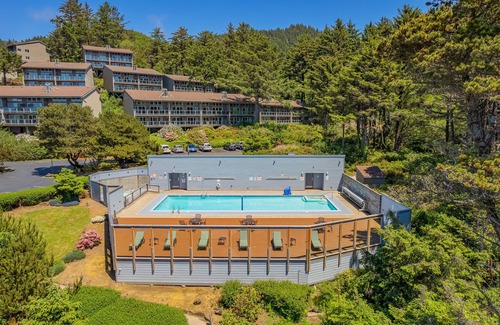 Otter Rock Apartment | Ocean-View Loft with Kitchen & Balcony