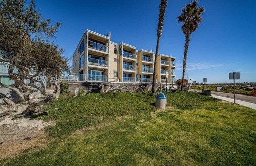 South Mission Beach House | Ocean View * Penthouse * A/C * Pets OK!