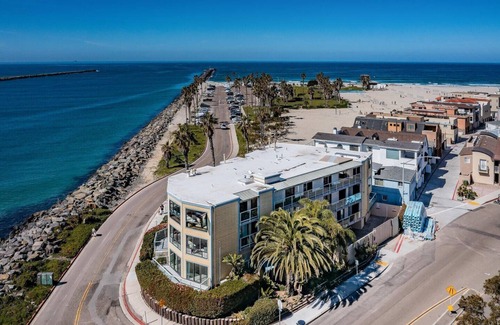 South Mission Beach House | Ocean View * Penthouse * A/C * Pets OK!