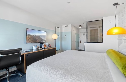 Venice Hotel | Ocean View Room in Venice Beach | Balcony | Free Breakfast | Rooftop Lounge