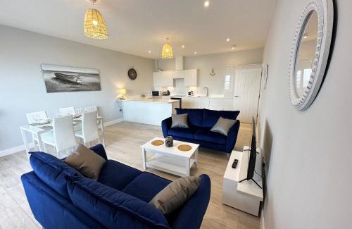 Burmarsh Apartment | Ocean View Suite - Near Hythe - On Beach Seafront - Private Parking