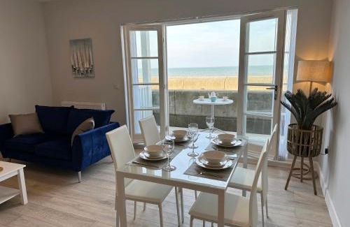 Burmarsh Apartment | Ocean View Suite - Near Hythe - On Beach Seafront - Private Parking
