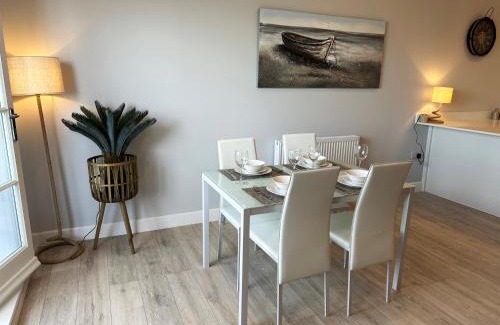 Burmarsh Apartment | Ocean View Suite - Near Hythe - On Beach Seafront - Private Parking