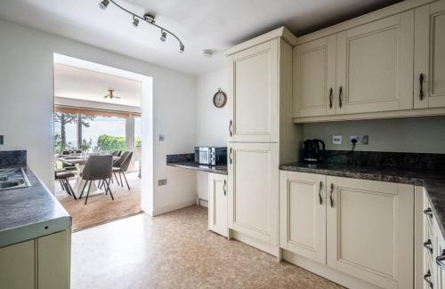 Dawlish Apartment | Ocean views, peace and quiet in this homely flat