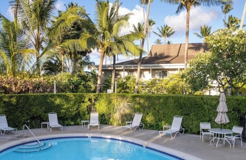 Wailua Apartment | Ocean Views Top floor King Bed Beach Access Pools BBQ Renovated Unit with AC