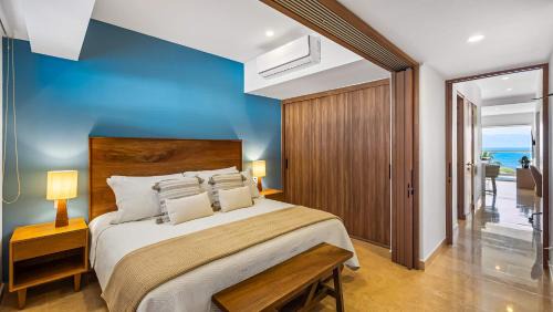 Las Glorias Apartment | Oceanfront 1BR with Balcony - Sea View & Pools