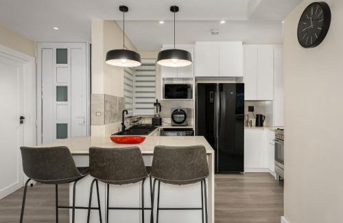 Three Anchor Bay Apartment | Oceanfront Bliss, Luxury Seaside Escape