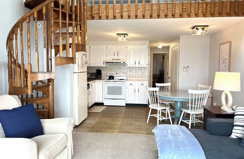 Ocean Park Condo | Oceanfront Condo – Walk to Pier & beach out your front door!