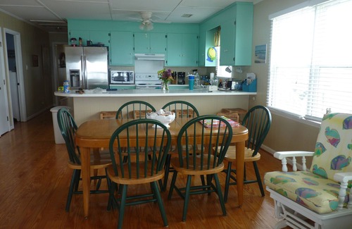 Folly Beach House | OCEANFRONT! Come and enjoy rocking on the front porch! Aug. 25-29 available.