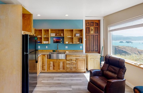 Port Orford Apartment | Oceanfront condo with jetted tub, WiFi, and smart TV - convenient to state parks