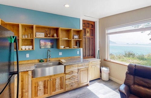 Port Orford Apartment | Oceanfront condo with jetted tub, WiFi, and smart TV - convenient to state parks