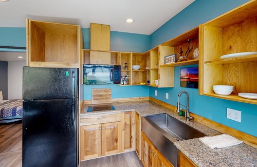 Port Orford Apartment | Oceanfront condo with jetted tub, WiFi, and smart TV - convenient to state parks