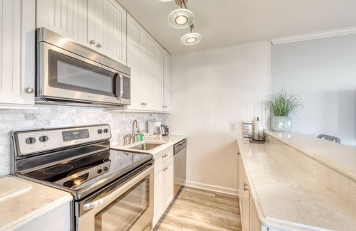 Isle of Palms Villa | Oceanfront corner condo w/spectacular view & shared pool/fishing pier
