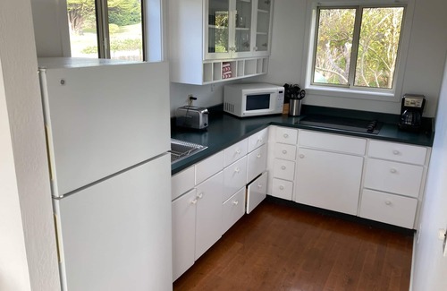 Mendocino House | Oceanfront cottage on a bluff with beach views, deck, streaming & kitchenette