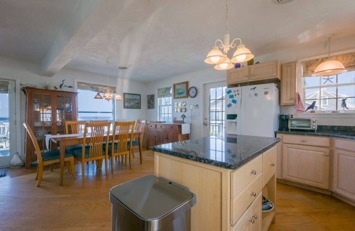 East Sandwich House | Oceanfront dog friendly cottage on Spring Hill Beach with AC