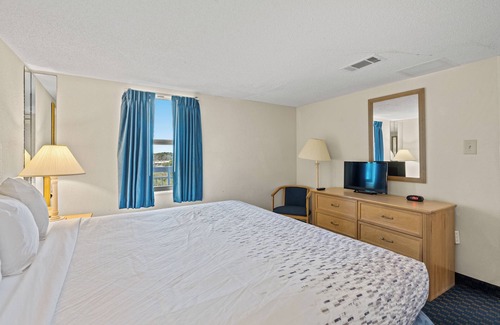 Downtown Myrtle Beach Hotel | Oceanfront Family 1 br + Kids Bunk Nook B