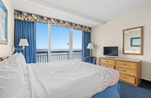 Downtown Myrtle Beach Hotel | Oceanfront Family 1 br + Kids Bunk Nook S