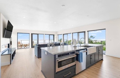 Rockaway Beach House | Oceanfront Getaway w/Stunning Views & Soaking Tub