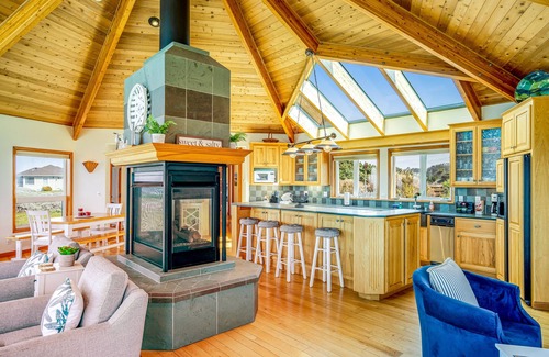 Fort Bragg House | Oceanfront home on the bluffs with amazing view, hot tub, game room - 1 dog OK