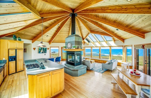 Fort Bragg House | Oceanfront home on the bluffs with amazing view, hot tub, game room - 1 dog OK