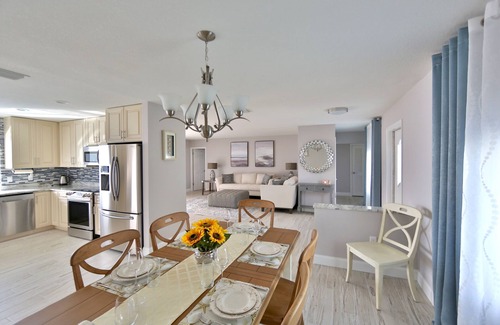 Vamo House | Oceanfront home w/sunset views of Sarasota Bay