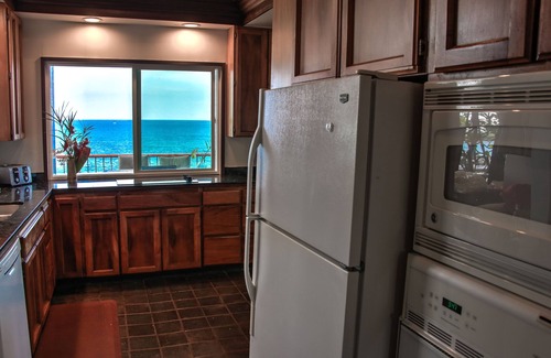 Honaunau-Napoopoo House | Oceanfront Hot Tub! Kayaks! Snorkeling! Dolphins! WEDDINGS WELCOME!