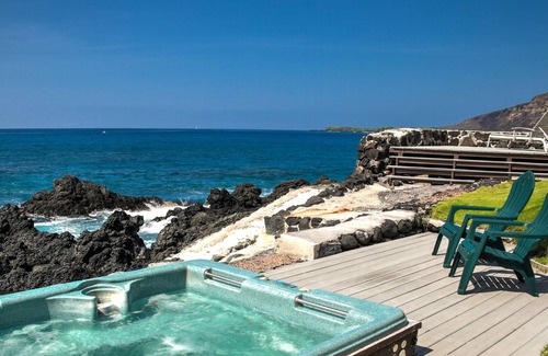Honaunau-Napoopoo House | Oceanfront Hot Tub! Kayaks! Snorkeling! Dolphins! WEDDINGS WELCOME!