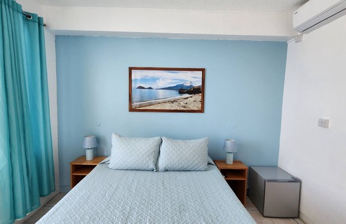 Castle Comfort Hotel | Oceanfront Hotel Room with Pool