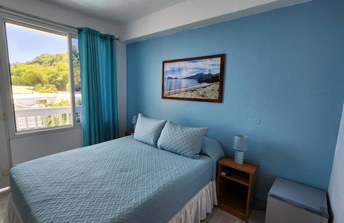 Castle Comfort Hotel | Oceanfront Hotel Room with Pool