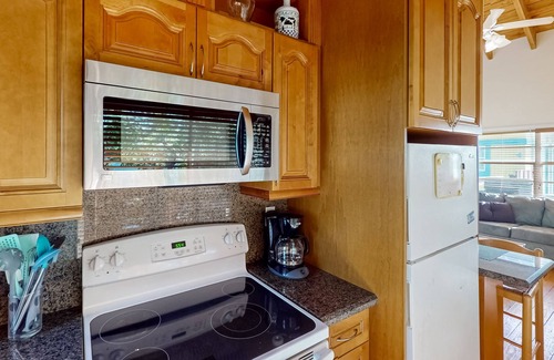 Marathon House | Oceanfront house with dock, kayaks, deck, fast WiFi, central AC & washer/dryer