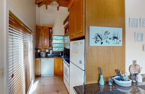 Marathon House | Oceanfront house with dock, kayaks, deck, fast WiFi, central AC & washer/dryer