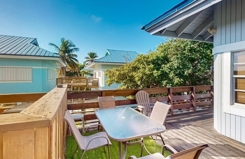 Marathon House | Oceanfront house with dock, kayaks, deck, fast WiFi, central AC & washer/dryer