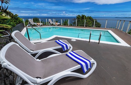 Hilo House | Oceanfront in Hilo Hale Kai Suites Bamboo Room - King Bed, Private Bathroom