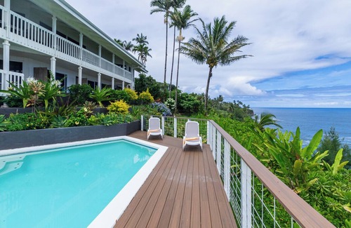 Hilo House | Oceanfront in Hilo Hale Kai Suites Bamboo Room - King Bed, Private Bathroom