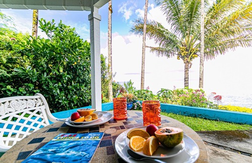 Hilo House | Oceanfront in Hilo Hale Kai Suites Bamboo Room - King Bed, Private Bathroom