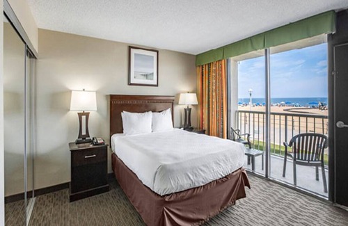 Northeast Virginia Beach Resort | Oceanfront in Virginia Beach with balcony overlooking the beach