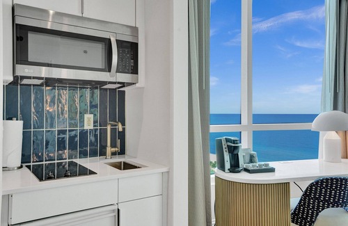 Mid Beach Hotel | Oceanfront Junior Suite in the Fontainebleau