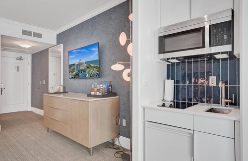 Mid Beach Hotel | Oceanfront Junior Suite in the Fontainebleau