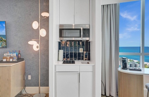 Mid Beach Hotel | Oceanfront Junior Suite in the Fontainebleau