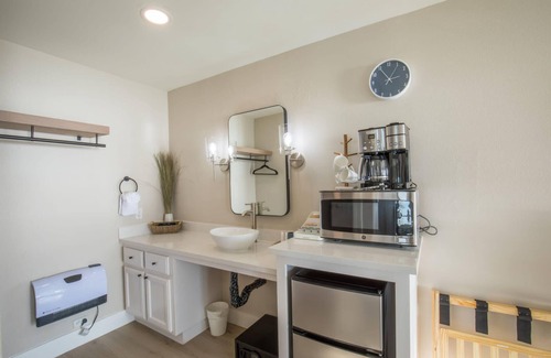Shelter Cove House | Oceanfront King l Jacuzzi | Newly Renovated | Rm 3