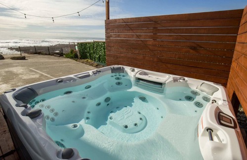 Shelter Cove House | Oceanfront King l Jacuzzi | Newly Renovated | Rm 3