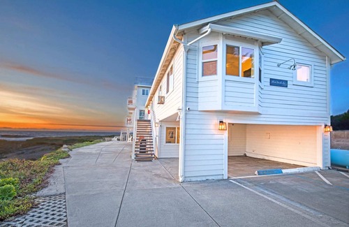 Shelter Cove House | Oceanfront King l Jacuzzi | Newly Renovated | Rm 3