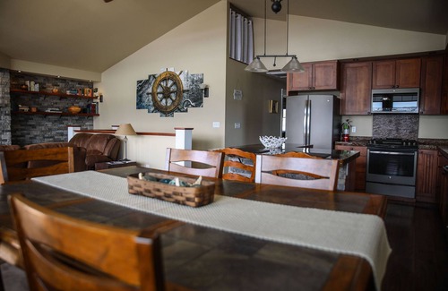Sitka House | Oceanfront luxury 2 bedroom, 2.5 bathroom, close to downtown