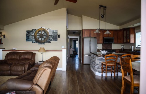 Sitka House | Oceanfront luxury 2 bedroom, 2.5 bathroom, close to downtown