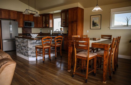 Sitka House | Oceanfront luxury 2 bedroom, 2.5 bathroom, close to downtown
