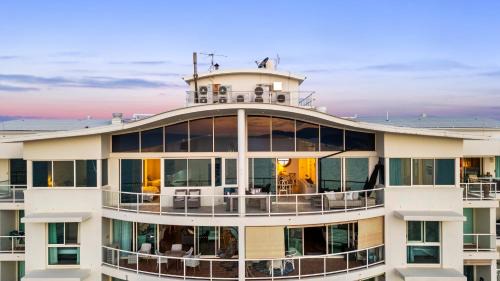 Townsville Apartment | Oceanfront Modern Penthouse with Panoramic Views