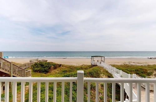 Emerald Isle House | OCEANFRONT spectacular 8 BR,6 BA, Sleeps 20.Last minute deal on summer rate.