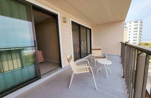 Midtown Ocean City Condo | Oceanfront Stay King Bed Private Balcony