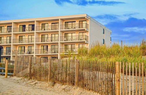 Midtown Ocean City Condo | Oceanfront Stay King Bed Private Balcony